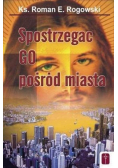 Spostrzegać Go pośród miasta