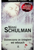 Dziewczyna ze śniegiem we włosach