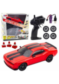 Auto sportowe RC z wymiennymi kołami czerwone
