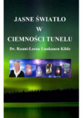 Jasne światło w ciemności tunelu