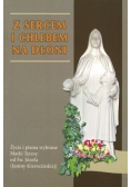 Z sercem i chlebem na dłoni