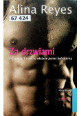 Za drzwiami