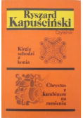 Kirgiz schodzi z konia Chrystus z karabinem na ramieniu