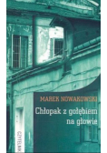 Chłopak z gołębiem na głowie