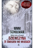 Dziewczyna ze śniegiem we włosach