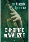 Chłopiec w walizce