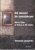 Od obcości do symulakrum