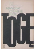 Adwokat zdejmuje togę