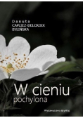W cieniu pochylona