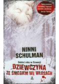 Dziewczyna ze śniegiem we włosach