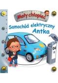 Mały chłopiec. Samochód elektryczny Antka