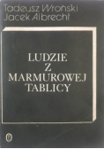 Ludzie z marmurowej tablicy