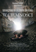 Dziewczynka w zielonym sweterku W ciemności