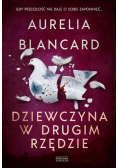 Dziewczyna w drugim rzędzie