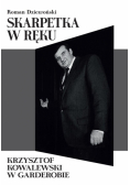 Skarpetka w ręku Krzysztof Kowalewski w garderobie