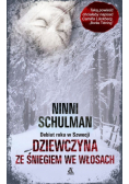 Dziewczyna ze śniegiem we włosach