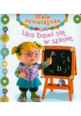 Liza bawi się w szkołę Mała dziewczynka