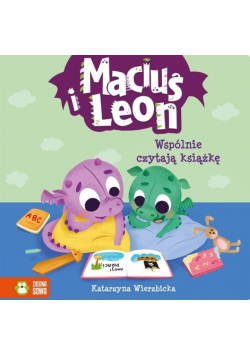 Maciuś i Leon wspólnie czytają książkę