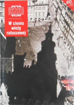 W cieniu wieży ratuszowej