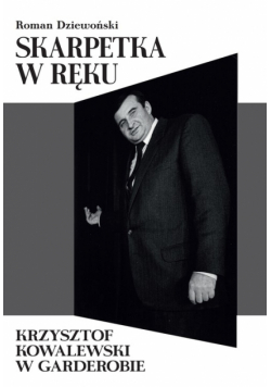 Skarpetka w ręku Krzysztof Kowalewski w garderobie